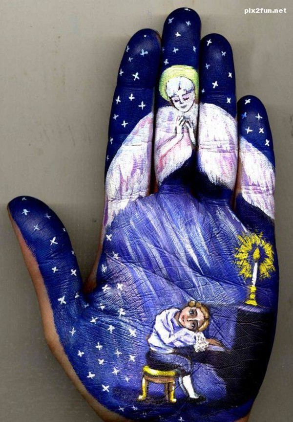 عکس از نقاشی بر روی کف دست