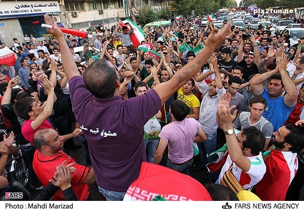 عکس از جشن مردم پس از پیروزی تیم ملی در مقابل کره جنوبی