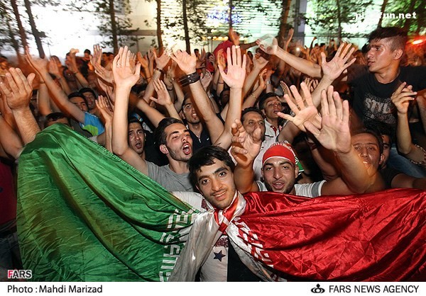 عکس از شادی مردم پس از پیروزی تیم ملی
