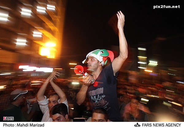 عکس از شادی مردم پس از پیروزی تیم ملی