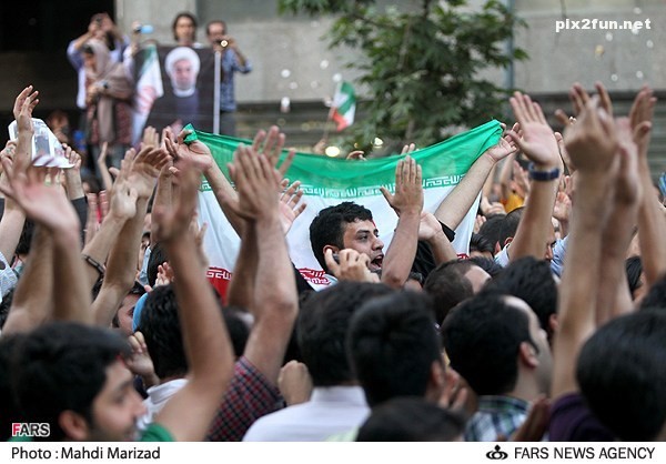 عکس از جشن مردم پس از پیروزی تیم ملی در مقابل کره جنوبی