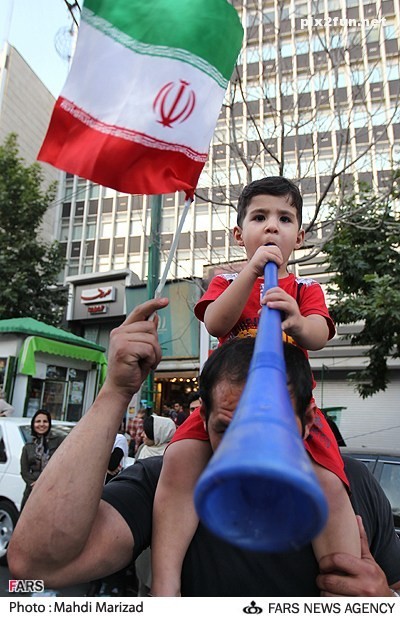 عکس از جشن مردم پس از پیروزی تیم ملی