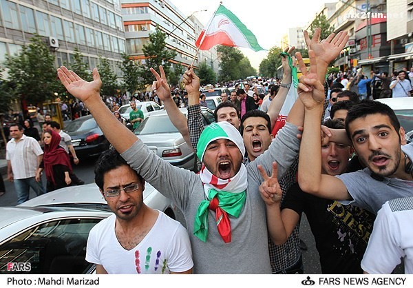 عکس از جشن مردم پس از پیروزی تیم ملی