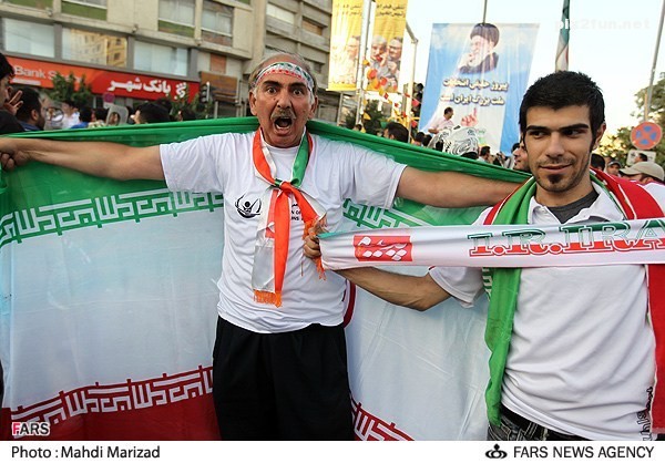عکس از جشن مردم پس از پیروزی تیم ملی