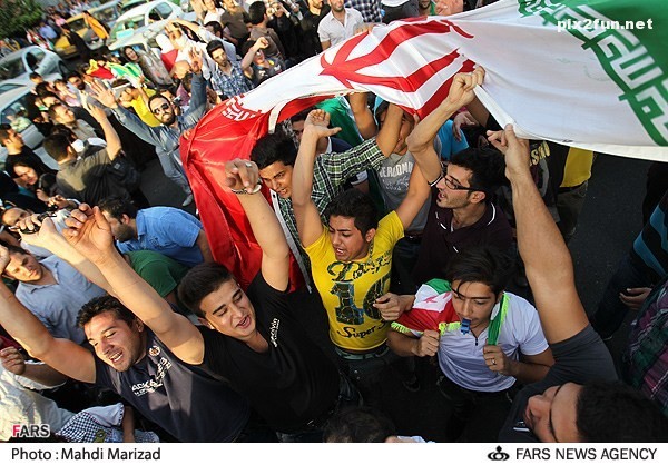 عکس از جشن مردم پس از پیروزی تیم ملی