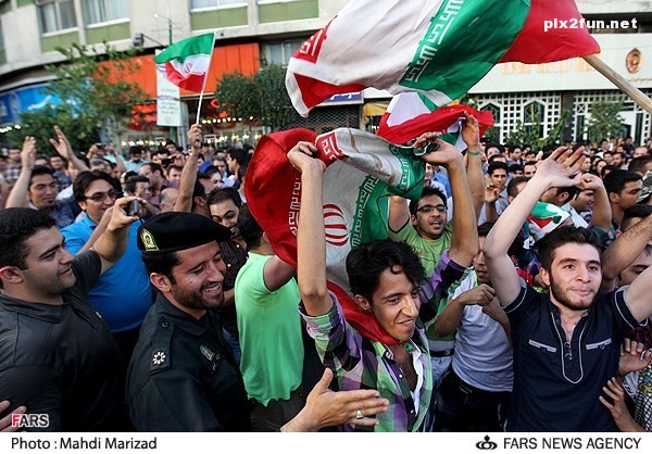 عکس از جشن مردم پس از پیروزی تیم ملی