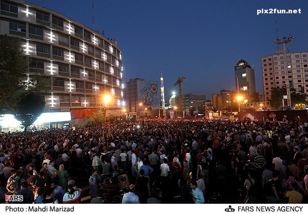 عکس از شادی مردم پس از پیروزی تیم ملی