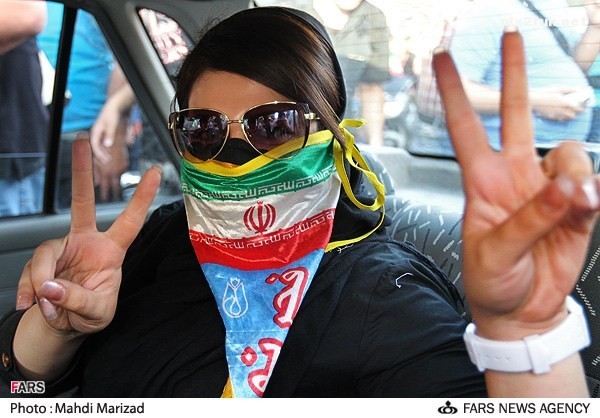 عکس از شادی مردم پس از پیروزی تیم ملی