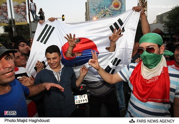 عکس از شادی مردم پس از پیروزی تیم ملی
