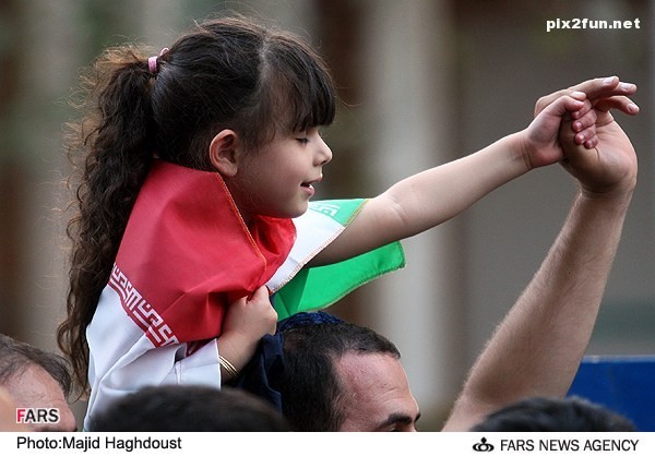 عکس از شادی مردم پس از پیروزی تیم ملی