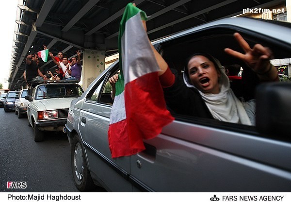 عکس از جشن مردم پس از پیروزی تیم ملی در مقابل کره جنوبی