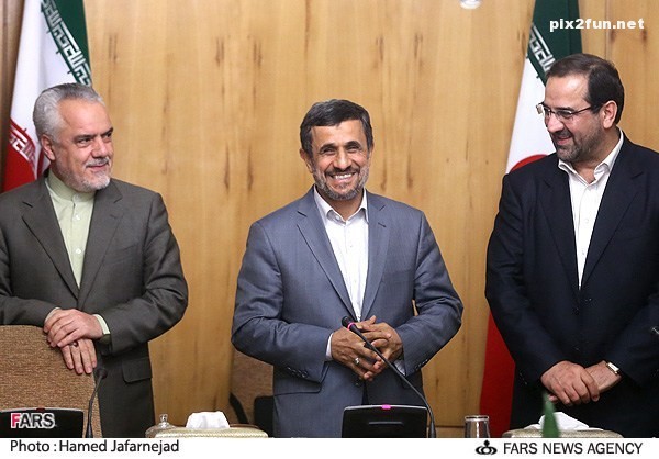 عکس از تقدیر ملی پوشان توسط احمدی نژاد