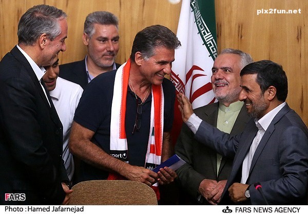 عکس از تقدیر ملی پوشان توسط احمدی نژاد