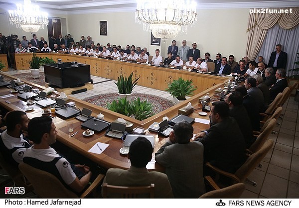 عکس از تقدیر ملی پوشان توسط احمدی نژاد