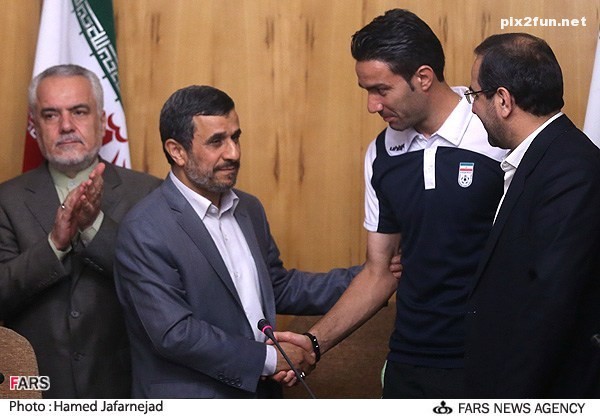 عکس از تقدیر ملی پوشان توسط احمدی نژاد