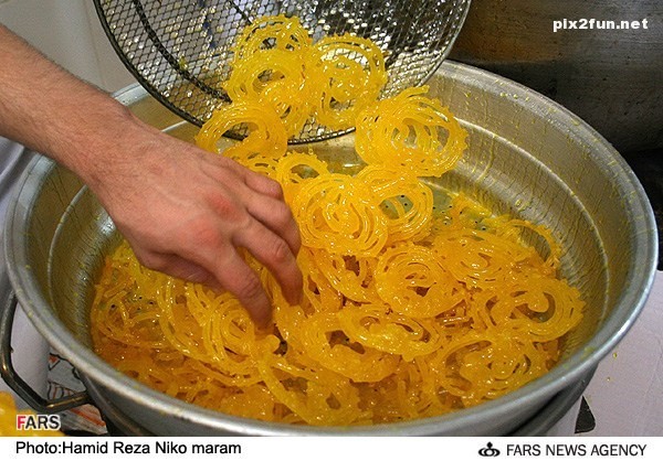 عکس هایی از پخت زولبیا و بامیه