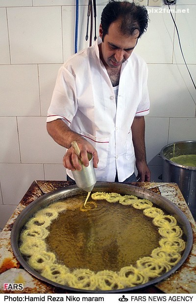 عکس از پخت زولبیا بامیه