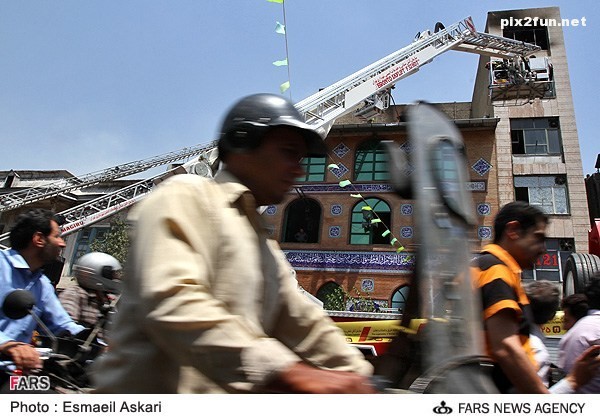 تصاویری از آتش سوزی در خیابان جمهوری تهران