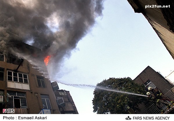 تولیدی پوشاک آتش گرفته در خیابان جمهوری