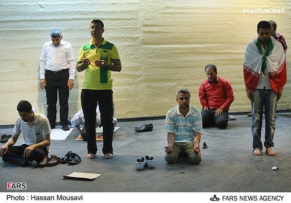 تک عکسی از اقامه نماز توسط تماشاگران والیبال ایران و آلمان