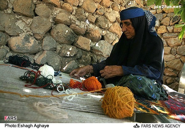 عکس از گلیم بافی در روستای رودشتی