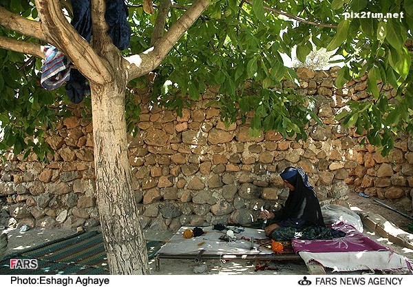 عکس از گلیم بافی در روستای رودشتی
