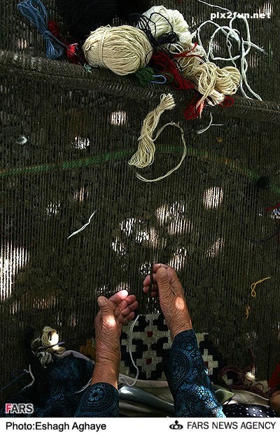 عکس از گلیم بافی در روستای رودشتی