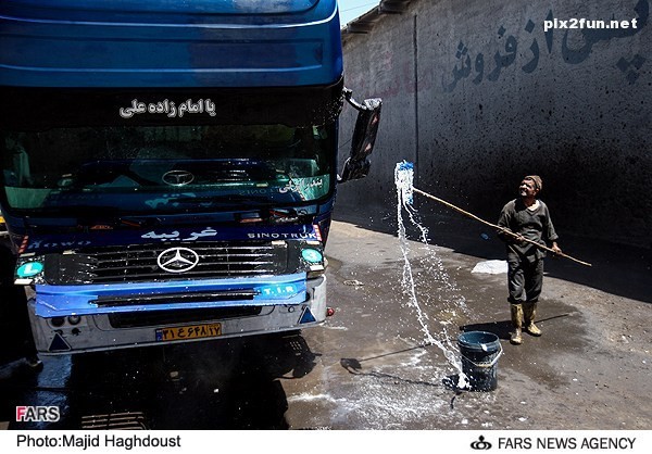 عکس از شستن ماشین های سنگین در تبریز