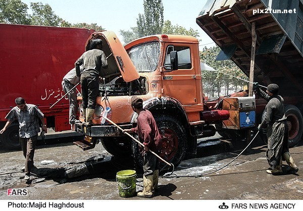 عکس از شستن ماشین های سنگین در تبریز