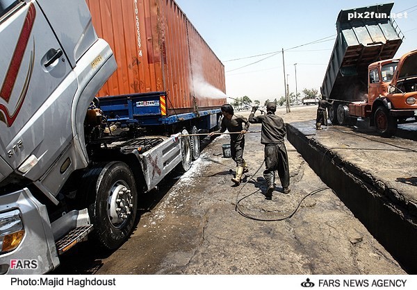 عکس از شستن ماشین های سنگین در تبریز