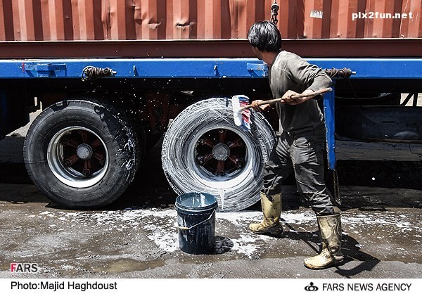 عکس از شستن ماشین های سنگین در تبریز