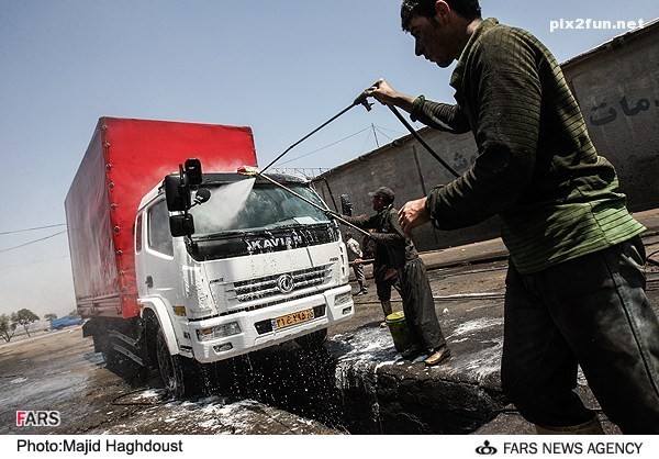 عکس از شستن ماشین های سنگین در تبریز