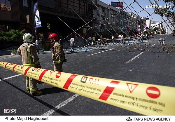 عکس های سقوط داربست یک ساختمان در حال ساخت