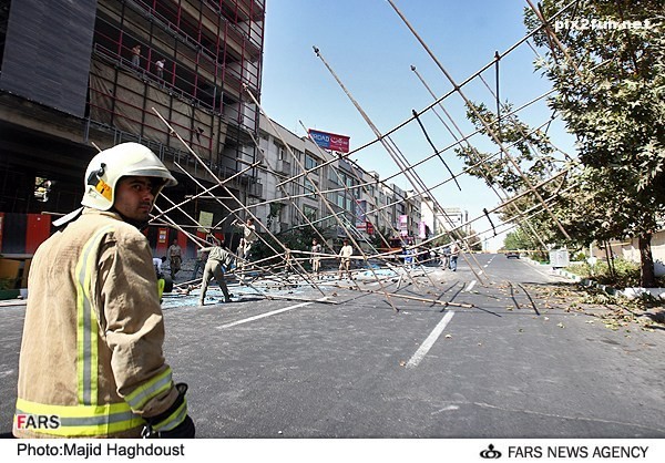 عکس های سقوط داربست یک ساختمان در حال ساخت