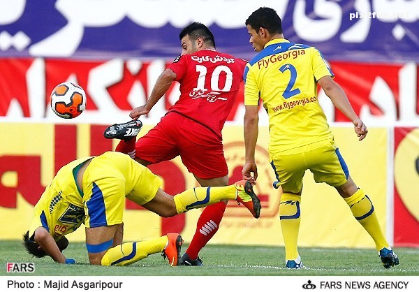 عکس از تیم های فوتبال پرسپولیس و نفت تهران