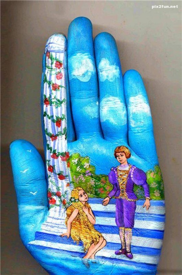 عکس از نقاشی بر روی کف دست