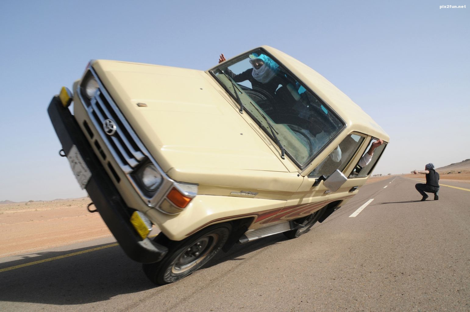 عکس از رانندگی بر روی کناره های چرخ ماشین در عربستان