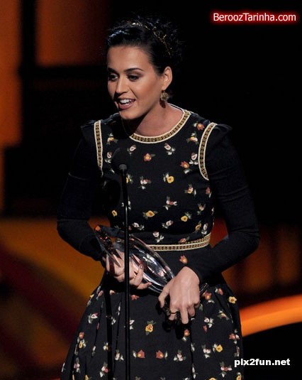 عکس های کتی پری با یک تیپ زیبا در مراسم جایز منتخب مردم 2013